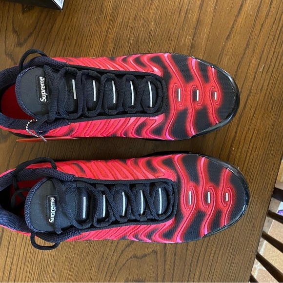 nike air max plus supreme black